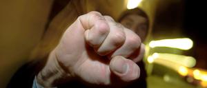 Insgesamt sind in Berlin gut 500 Intensivtäter registriert, von denen rund 80 Prozent wiederholt im Gefängnis saßen. Die Rückfallquote beträgt für diese Gruppe rund 50 Prozent.