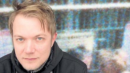 Klangarbeiter. Dirk Dresselhaus alias Schneider TM lebt in Prenzlauer Berg. Nachdem ihn die Baustellen vor der Haustür jahrelang regelrecht verfolgten, hat er inzwischen eine ruhige Wohnung. 