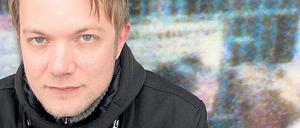 Klangarbeiter. Dirk Dresselhaus alias Schneider TM lebt in Prenzlauer Berg. Nachdem ihn die Baustellen vor der Haustür jahrelang regelrecht verfolgten, hat er inzwischen eine ruhige Wohnung. 