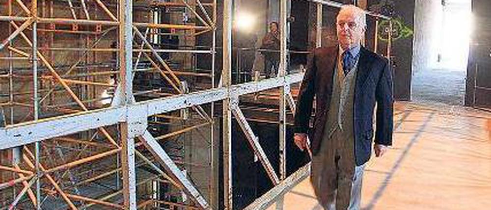 Dirigent auf der Baustelle. In einem Seitentrakt der Staatsoper will Daniel Barenboim ab 2015 die Barenboim-Said-Akademie betreiben. Noch ist davon kaum etwas zu erahnen. Foto: Davids/Sven Darmer