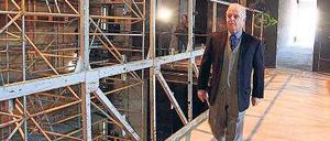 Dirigent auf der Baustelle. In einem Seitentrakt der Staatsoper will Daniel Barenboim ab 2015 die Barenboim-Said-Akademie betreiben. Noch ist davon kaum etwas zu erahnen. Foto: Davids/Sven Darmer