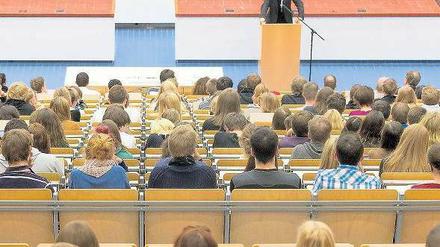 Sparkompromiss. Hessen, Bayern und Berlin wollen auch W 3-Professoren besser bezahlen, dafür aber Leistungszulagen anteilig kürzen.