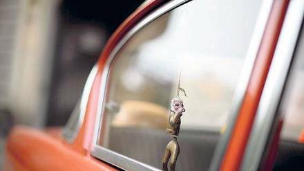 Deutsch-Amerikanische-Freundschaft. Die Milliardenverluste von Opel – im Bild ein „Rekord“ von 1950 samt Elvis-Figur – strapazieren seit Jahren die Geduld der Konzernmutter General Motors. Die IG Metall wirft ihrerseits der US-Zentrale Missmanagement vor. Foto: AFP
