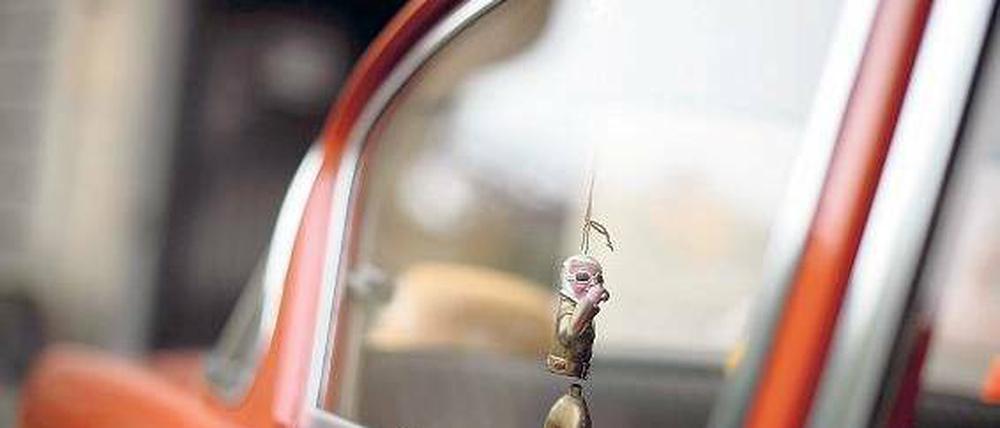 Deutsch-Amerikanische-Freundschaft. Die Milliardenverluste von Opel – im Bild ein „Rekord“ von 1950 samt Elvis-Figur – strapazieren seit Jahren die Geduld der Konzernmutter General Motors. Die IG Metall wirft ihrerseits der US-Zentrale Missmanagement vor. Foto: AFP