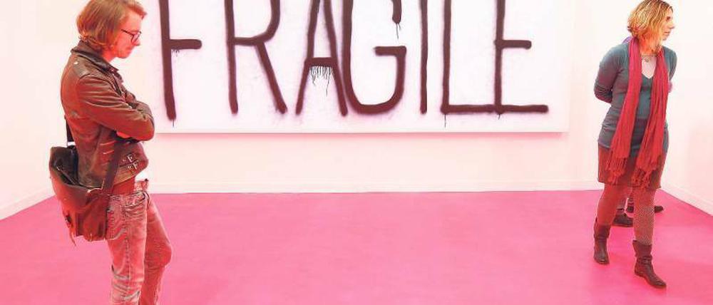 Wandzeichen. „Vorsicht, zerbrechlich!“ warnt der Künstler Rirkrit Tiravanija auf der Kojenwand der Galerie Pilar Corrias. Foto: Reuters