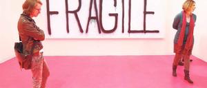 Wandzeichen. „Vorsicht, zerbrechlich!“ warnt der Künstler Rirkrit Tiravanija auf der Kojenwand der Galerie Pilar Corrias. Foto: Reuters