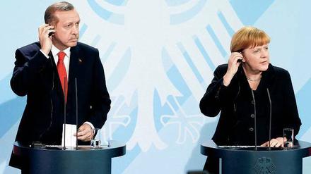 Verständigungsprobleme? Wir doch nicht! Ministerpräsident Erdogan und die Kanzlerin am Mittwoch vor der Presse im Kanzleramt. Foto: Michael Sohn/dapd
