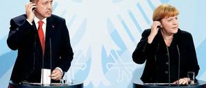 Verständigungsprobleme? Wir doch nicht! Ministerpräsident Erdogan und die Kanzlerin am Mittwoch vor der Presse im Kanzleramt. Foto: Michael Sohn/dapd