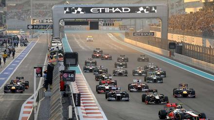 Erst am Rand, dann auf dem Treppchen: Red Bull-Fahrer Sebastian Vettel (l.) startete in Abu Dhabi von ganz hinten durch.