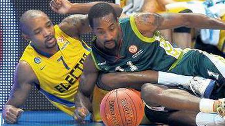 Kein Auge für den Fußball. Nach dem Willen der Euroleague sollen Sportfans sich ganz auf Basketball konzentrieren, wie hier Tel Avivs Hickman (l.) und Malagas Calloway.Foto: AFP