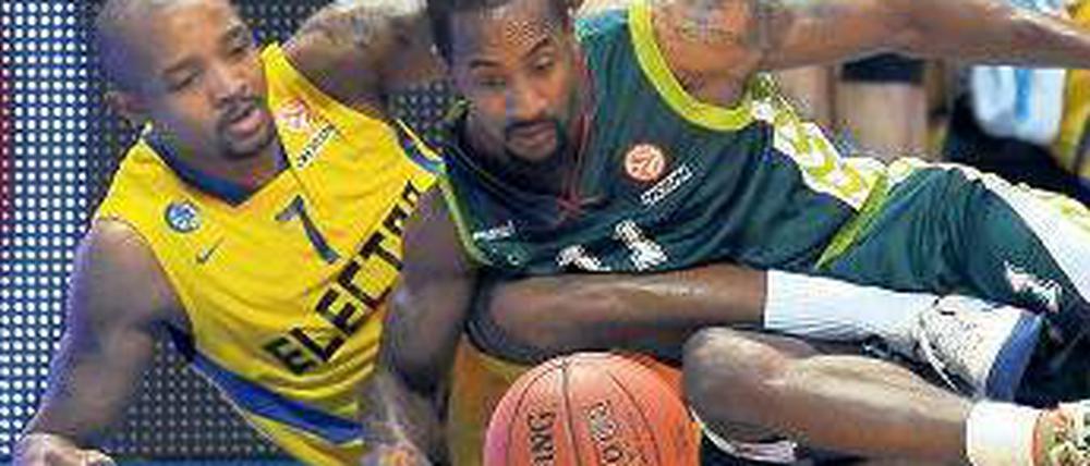 Kein Auge für den Fußball. Nach dem Willen der Euroleague sollen Sportfans sich ganz auf Basketball konzentrieren, wie hier Tel Avivs Hickman (l.) und Malagas Calloway.Foto: AFP