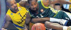 Kein Auge für den Fußball. Nach dem Willen der Euroleague sollen Sportfans sich ganz auf Basketball konzentrieren, wie hier Tel Avivs Hickman (l.) und Malagas Calloway.Foto: AFP