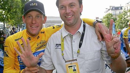 Lance Armstrong (links) und sein jahrelanger sportlicher Leiter Johan Bruynell befeiern den siebten Toursieg Armstrongs. Inzwischen ist klar: Erreichen konnte der Amerikaner dies nur mithilfe Dopings, und Bruynell unterstützte ihn