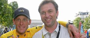 Lance Armstrong (links) und sein jahrelanger sportlicher Leiter Johan Bruynell befeiern den siebten Toursieg Armstrongs. Inzwischen ist klar: Erreichen konnte der Amerikaner dies nur mithilfe Dopings, und Bruynell unterstützte ihn