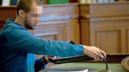 Der wegen Mitgliedschaft in einer ausländischen Terrorgruppe angeklagte Thomas U. vor Beginn des Prozesses im Landericht Berlin.