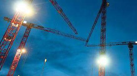 Bis das Licht ausgeht. Die Konjunktur dürfte sich im kommenden Jahr schwächer entwickeln als geplant. Die Unternehmen investieren zögerlicher. Foto: dapd