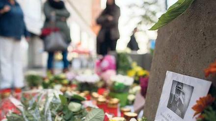 Gedenkort. In der Rathausstraße nahe dem Alexanderplatz halten Passanten immer wieder inne. Sie entzünden Kerzen und legen Blumen nieder, um des Getöteten zu gedenken.