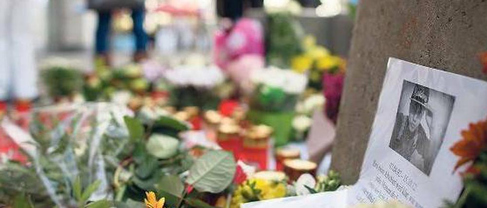 Gedenkort. In der Rathausstraße nahe dem Alexanderplatz halten Passanten immer wieder inne. Sie entzünden Kerzen und legen Blumen nieder, um des Getöteten zu gedenken.