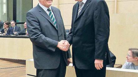 Der alte und der neue. Horst Seehofer, amtierender Bundesratspräsident, gratuliert Winfried Kretschmann (links), seinem Nachfolger. 