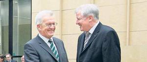 Der alte und der neue. Horst Seehofer, amtierender Bundesratspräsident, gratuliert Winfried Kretschmann (links), seinem Nachfolger. 