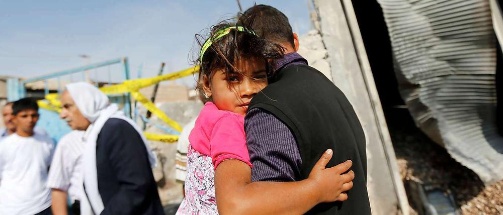 Akcakale in der Türkei: Im zerstörten Haus im Hintergrund wurden fünf türkische Zivilisten durch eine Bombe getötet. 
