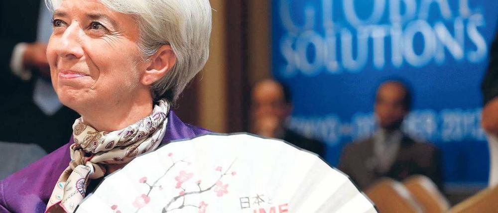 Fächer statt Rettungsschirm: IWF-Direktorin Christine Lagarde setzt in Tokio auf traditionelle japanische Hilfsmittel. 