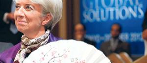 Fächer statt Rettungsschirm: IWF-Direktorin Christine Lagarde setzt in Tokio auf traditionelle japanische Hilfsmittel.