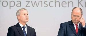 Kontrahenten. Die versteinerte Miene von Deutsche-Bank-Chef Fitschen zeigt schon, dass er mit vielem, was SPD-Kanzlerkandidat Steinbrück sagte, nicht einverstanden war. Foto: dpa