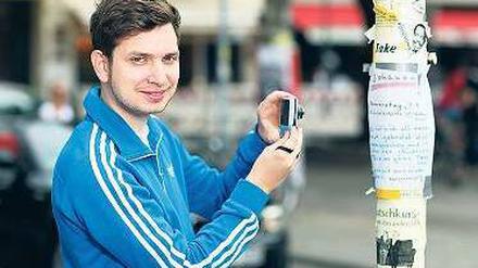 Kleben und kleben lassen. Joab Nist geht selten ohne Kamera aus dem Haus. Denn der 29-Jährige dokumentiert Berlins Zettelwirtschaft. Foto: Georg Moritz