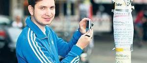 Kleben und kleben lassen. Joab Nist geht selten ohne Kamera aus dem Haus. Denn der 29-Jährige dokumentiert Berlins Zettelwirtschaft. Foto: Georg Moritz