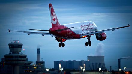 Die Kosten bei Air Berlin sind zu hoch. Mit Bündnissen und Streckeneinsparungen versucht das Unternehmen bereits gegenzusteuern.