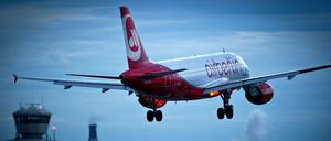 Die Kosten bei Air Berlin sind zu hoch. Mit Bündnissen und Streckeneinsparungen versucht das Unternehmen bereits gegenzusteuern.
