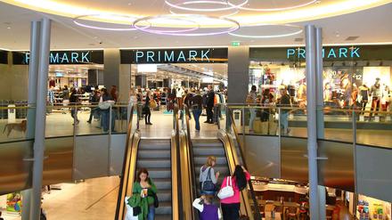 Zieht vor allem weibliche Kunden an: das Geschäft von Primark in Tempelhof-Schöneberg.