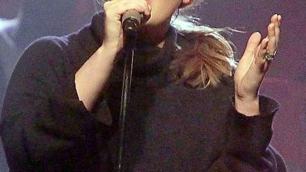 Die britische Sängerin Adele reiht sich als Interpretin der berühmten James-Bond-Titelmelodie ein. 