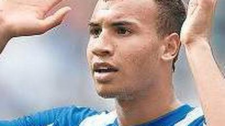 Trainer, Erbarmen! Hertha-Verteidiger John Anthony Brooks musste sich eine lange Ansprache von Jos Luhukay anhören.