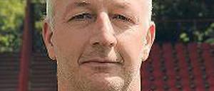 Das Vertrauen in den 42-jährigen Hofschneider scheint grenzenlos zu sein, sein Vertrag gilt für die Erste und Zweite Liga unbefristet.