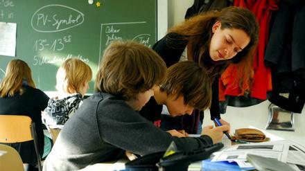 Neu eingestellte Lehrer müssen oft monatelang warten, bis sie ihr erstes Gehalt überwiesen bekommen.