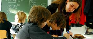 Neu eingestellte Lehrer müssen oft monatelang warten, bis sie ihr erstes Gehalt überwiesen bekommen.