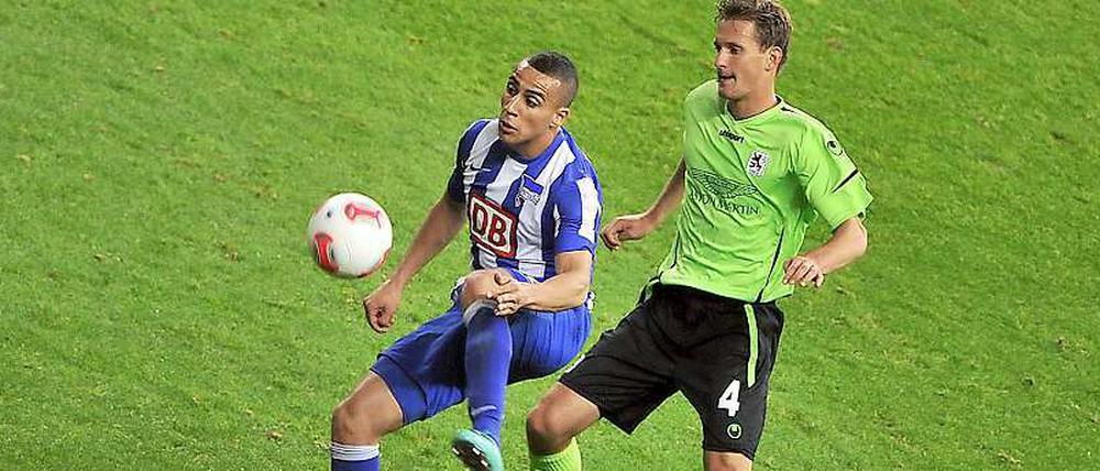 Ein Mann, zwei Tore. Änis Ben-Hatira (l., im Duell mit Kai Bülow) erzielte zwei Tore beim 3:0-Sieg gegen 1860. Mann des Spiels war er trotzdem nicht. Bei Herthas stärkster Saisonleistung gab es mehrere Männer des Spiels.