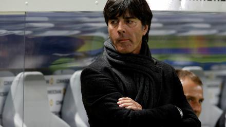 Nach dem 4:4 gegen Schweden gerät Joachim Löw unter Druck. Vor allem die Moral der Mannschaft wird nach dem verspielten 4:0-Vorpsrung in Frage gestellt.