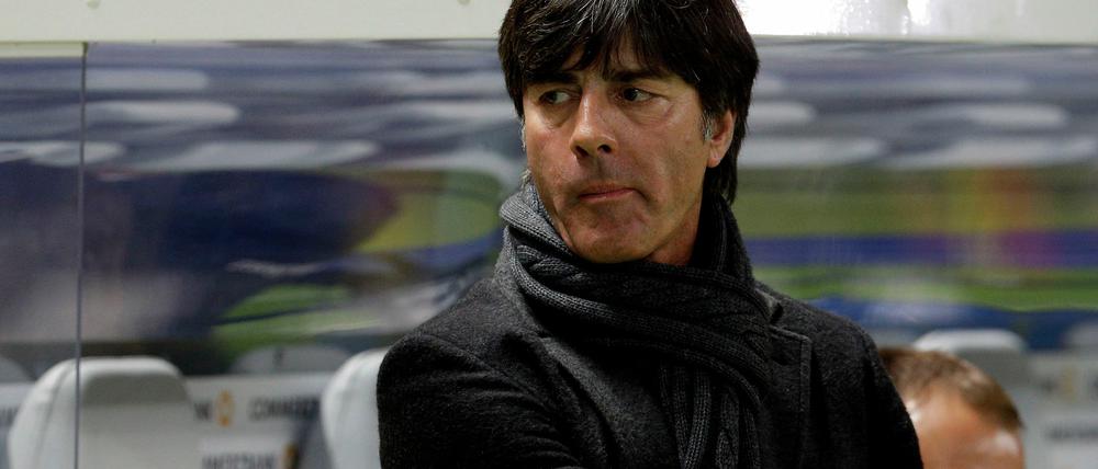 Nach dem 4:4 gegen Schweden gerät Joachim Löw unter Druck. Vor allem die Moral der Mannschaft wird nach dem verspielten 4:0-Vorpsrung in Frage gestellt.