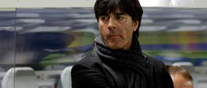 Nach dem 4:4 gegen Schweden gerät Joachim Löw unter Druck. Vor allem die Moral der Mannschaft wird nach dem verspielten 4:0-Vorpsrung in Frage gestellt.