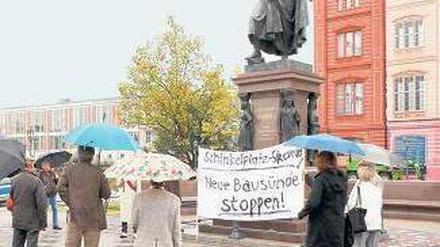 Betonburg. Gegen den schlichten Entwurf der Münchner Moll-Gruppe (r.) für den Schinkelplatz demonstrierten am Sonnabend rund 20 Menschen. 
