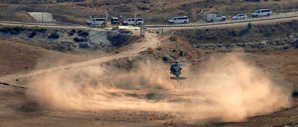 Ein Hubschrauber landet nach Abschuss der Drohne in der Negev-Wüste in Israel.
