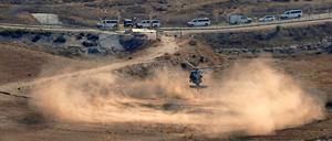 Ein Hubschrauber landet nach Abschuss der Drohne in der Negev-Wüste in Israel.