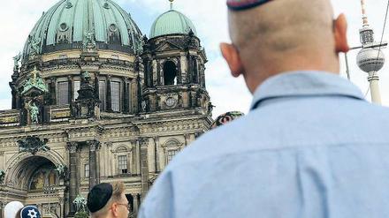 Kippa und Kirche. Jüdische Einwohner und Besucher sollen sich in Berlin ebenso sicher fühlen wie Christen, Muslime und alle anderen Menschen. Dafür plädieren nicht nur Politiker sondern auch die Teilnehmer der interreligiösen Initiative „Jung, aktiv, gläubig“. Foto: dpa