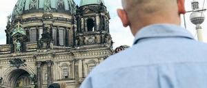 Kippa und Kirche. Jüdische Einwohner und Besucher sollen sich in Berlin ebenso sicher fühlen wie Christen, Muslime und alle anderen Menschen. Dafür plädieren nicht nur Politiker sondern auch die Teilnehmer der interreligiösen Initiative „Jung, aktiv, gläubig“. Foto: dpa