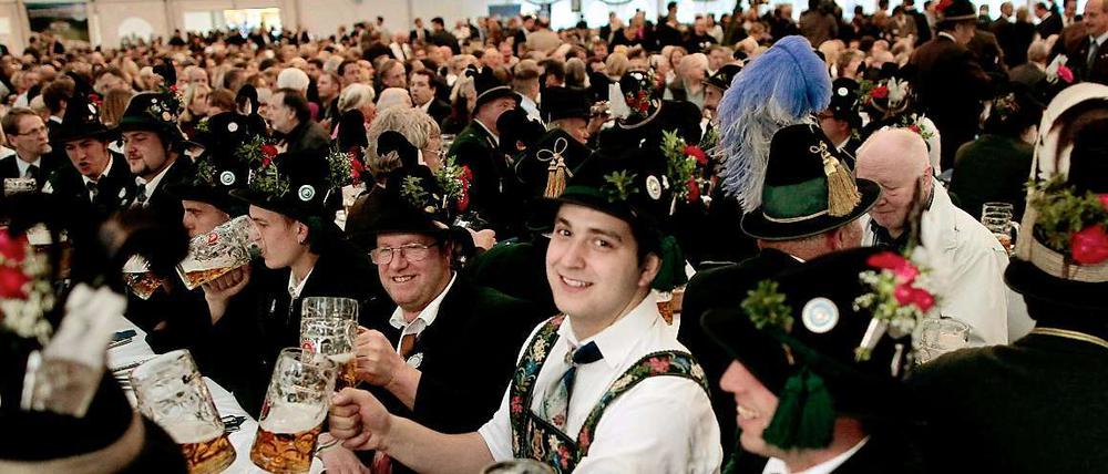 Bierkrugstemmen am Alex. In München endet das Oktoberfest, in Berlin gibt's noch viele Möglichkeiten, sich mit bayrischen Traditionen vertraut zu machen.