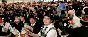 Bierkrugstemmen am Alex. In München endet das Oktoberfest, in Berlin gibt's noch viele Möglichkeiten, sich mit bayrischen Traditionen vertraut zu machen.