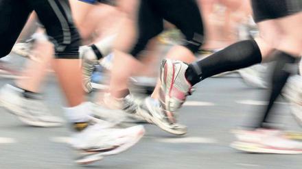 Im Laufschritt. Personaltrainer helfen, den inneren Schweinehund zu überwinden. Sie erstellen einen individuellen Trainings- und Ernährungsplan und holen ihre Kunden morgens aus dem Bett, um gemeinsam zu joggen. So mancher ist auf diese Weise vielleicht auch fit für den heutigen Berlin-Marathon geworden. Foto: dpa